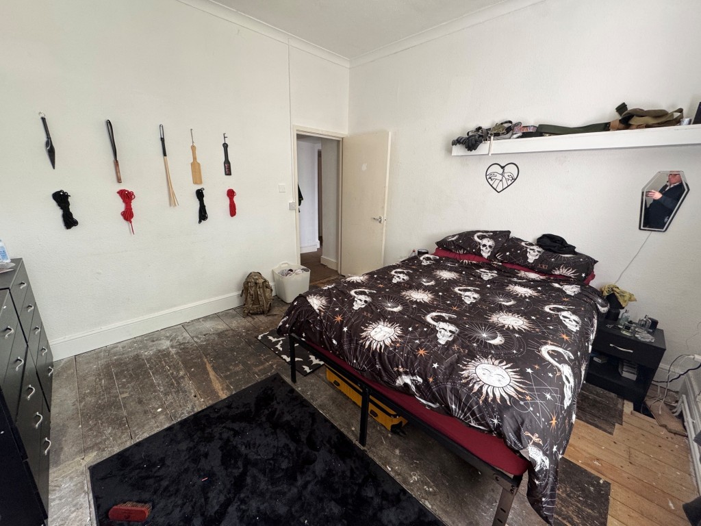 Lot: 132 - PERIOD FREEHOLD BLOCK OF SIX FLATS WITH OFF STREET PARKING - Hay House - Flat 4 - bedroom